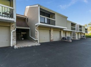 9 Evergreen Ct, Clinton, NJ 08809