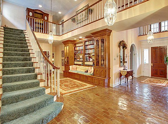 2nd image of 402 Oak Alley Dr