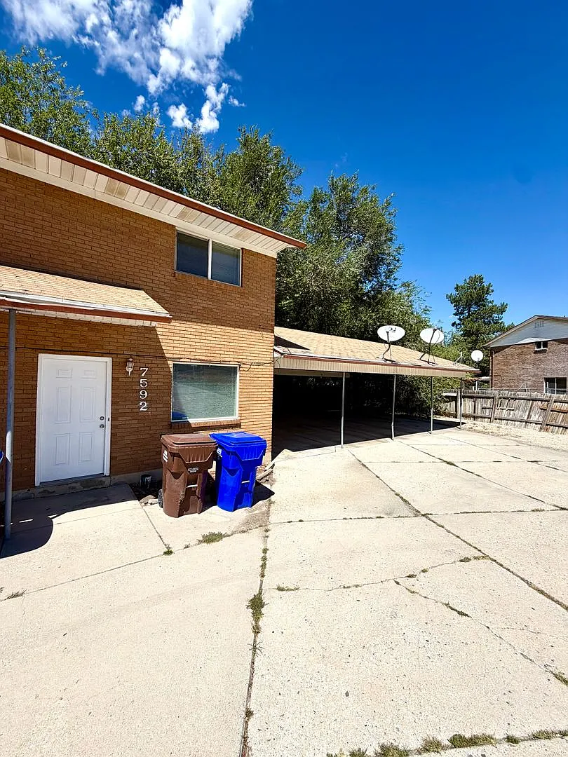 7592-7594 Husky Duplex — Photo 2