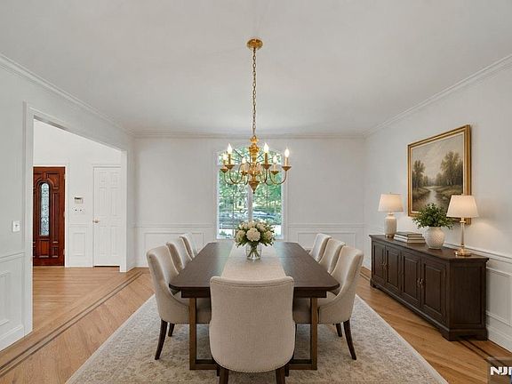 4th image of 210 Woodmere Ct