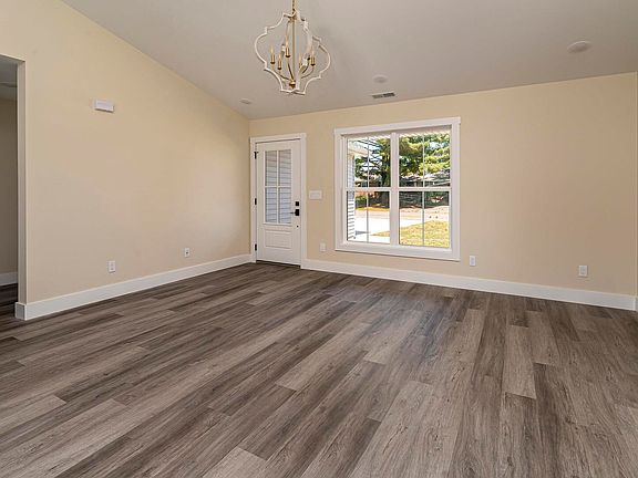 4th image of 1009 Hillcrest Dr