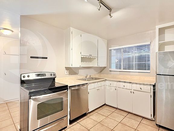 4th image of 2131 W Luke Ave