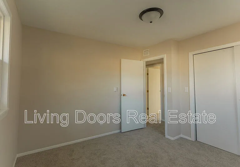402 W Eldora Ave #D — Photo 15