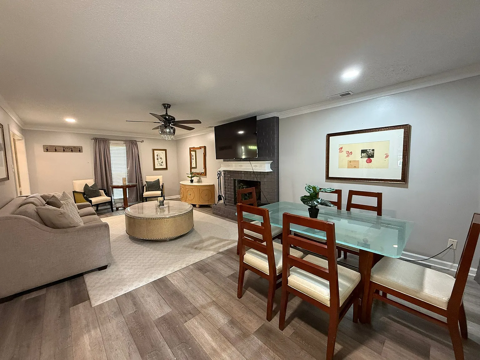 4 bed, 2.5 bath, 2195 sqft, $10,999 — Photo 4