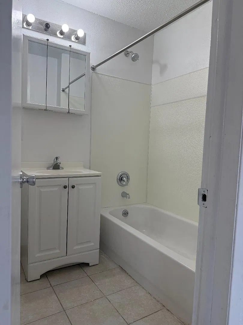 310 NW Chapel Dr - 3 — Photo 2
