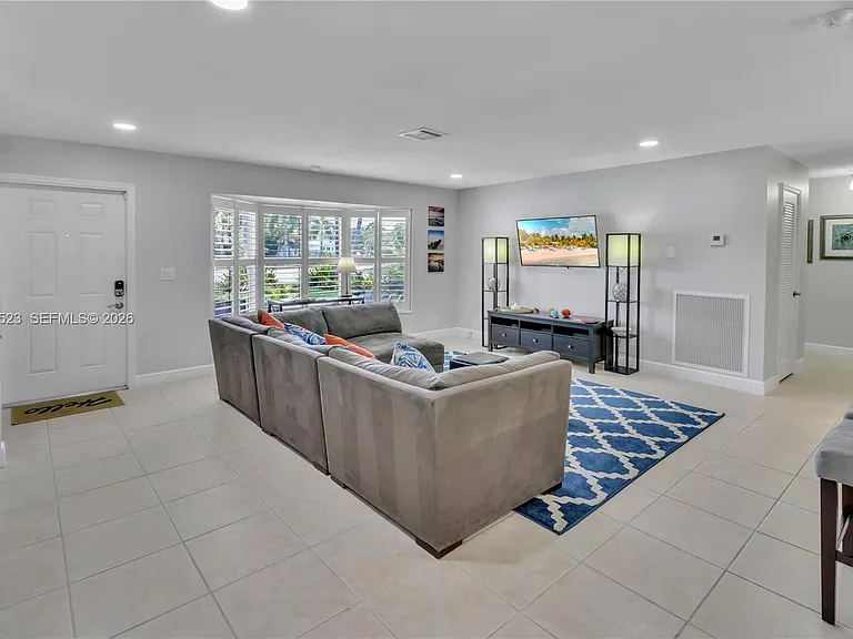 222 SE 11th Ct — Photo 4