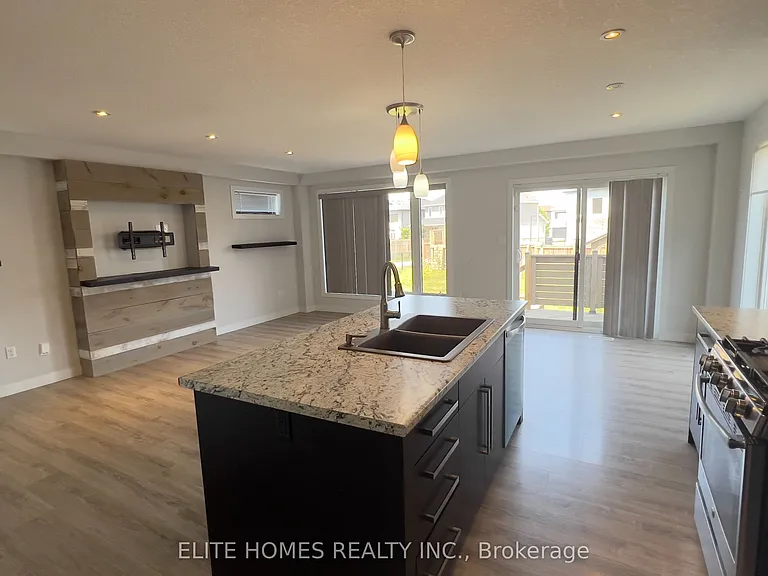 1942 Foxridge Cres — Photo 4
