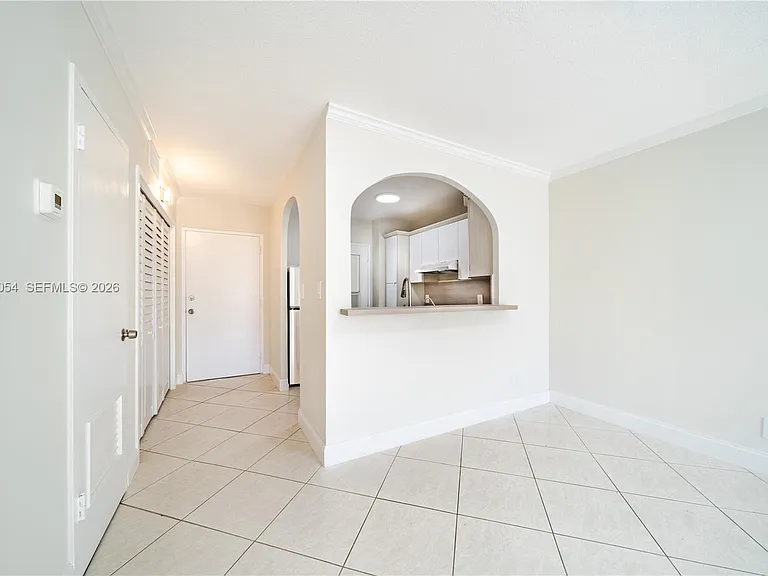 2555 NE 11th St #310 — Photo 3