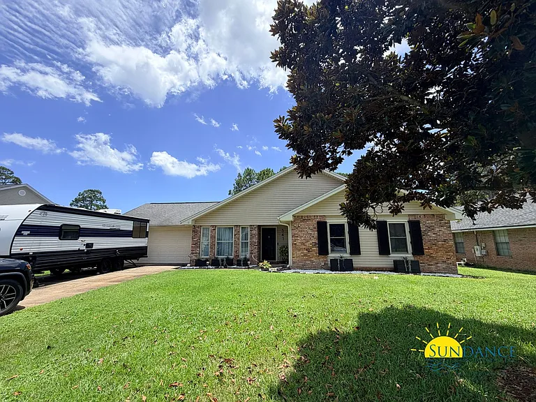 541 E Timberlake Dr — Photo 1