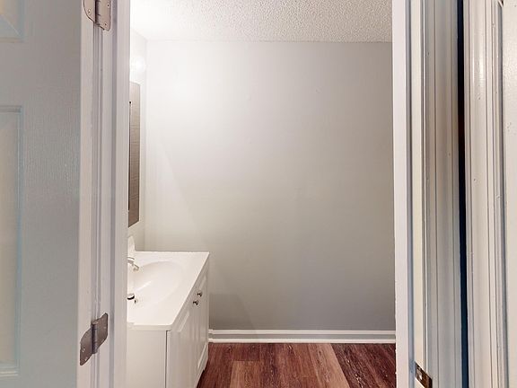 3rd image of 701 Summitt Ave