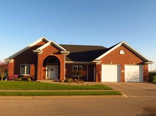 3246 Arrowwood Ln, Dubuque, IA 52001