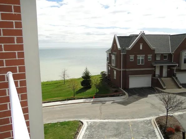 3872 S Lake Dr #229, Saint Francis, WI 53235