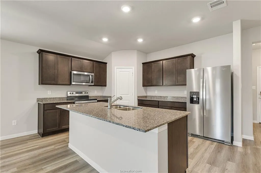 4 bed, 1787 sqft, $2,100 — Photo 3
