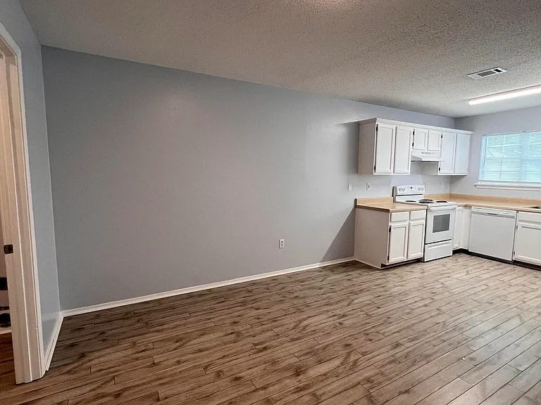 13181 Warren Dr — Photo 4