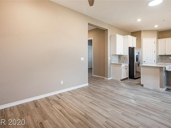 4th image of 512 Sterling Falls Ave