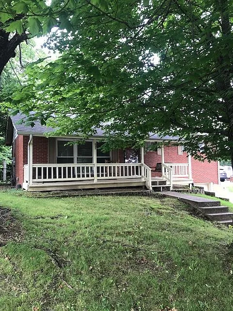 220 Spicer Ave photo 1