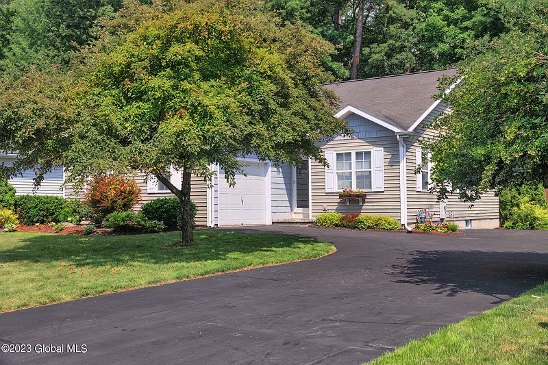 2nd image of 22 Woodthrush Court