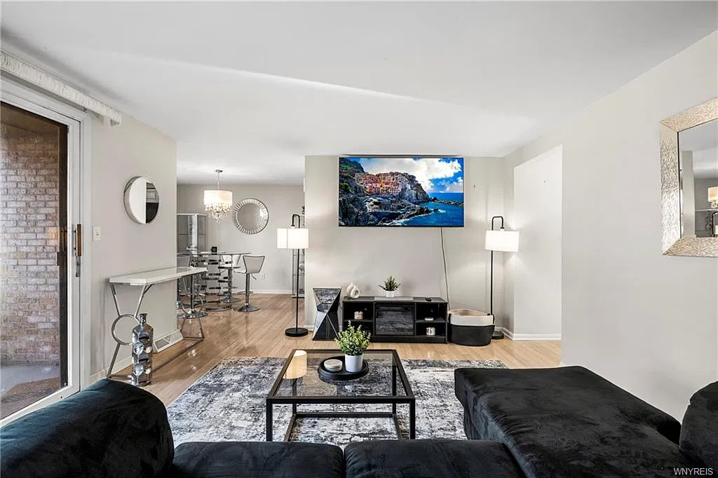 2 bed, 1015 sqft, $1,550 — Photo 2