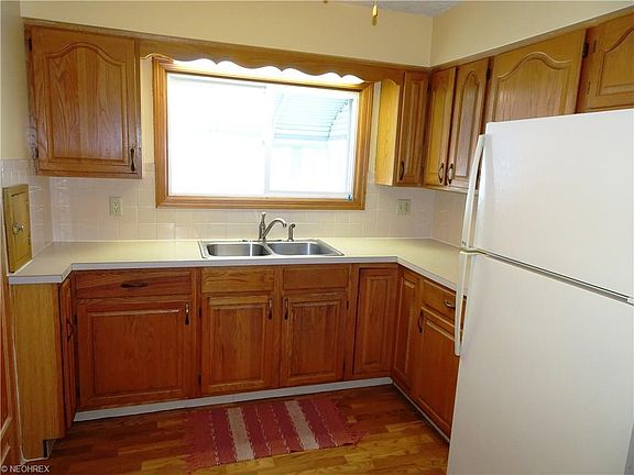 3rd image of 812 Curtis Ave