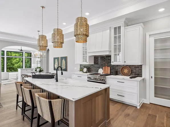 264 Wayzata Blvd E, Wayzata, MN 55391