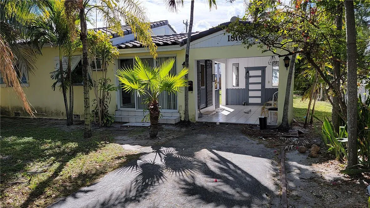 3 bed, 1.0 bath, 1010 sqft, $2,590 — Photo 1