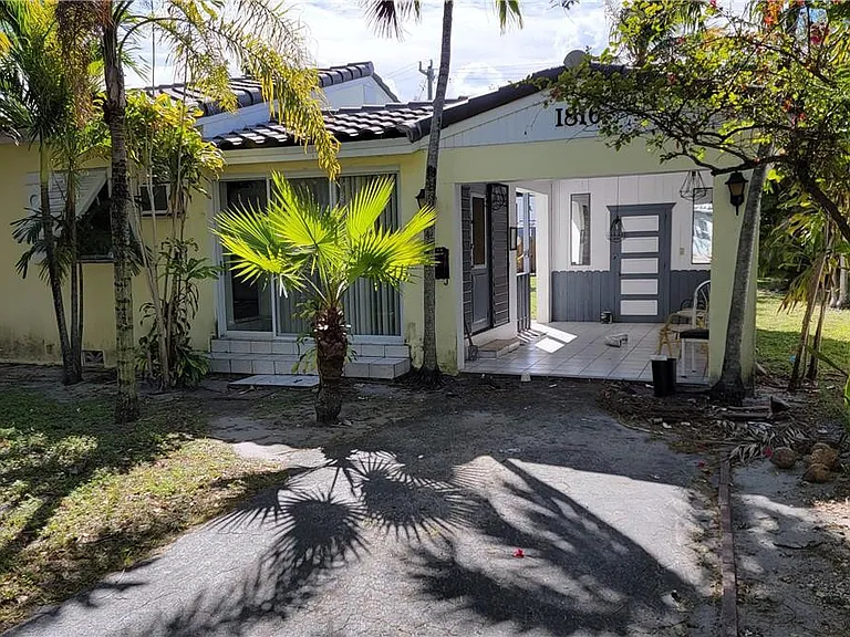 1816 Roosevelt St — Photo 1