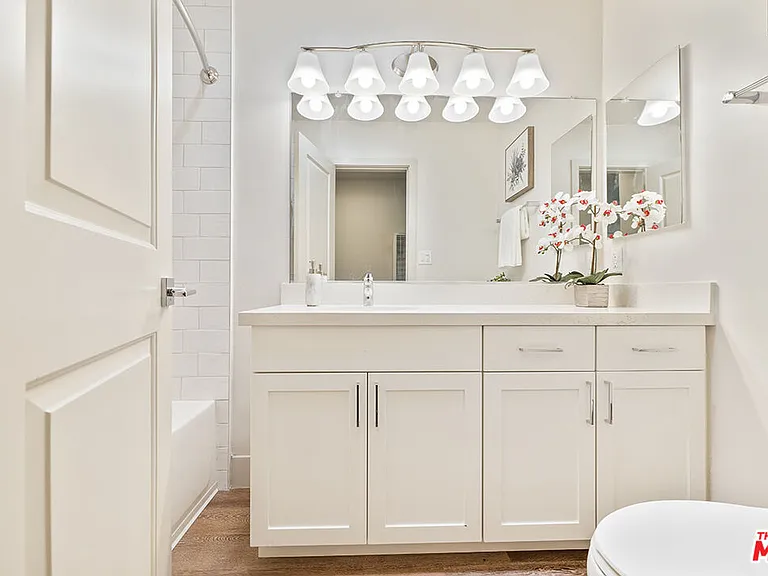 821 E 3rd St #209 — Photo 8