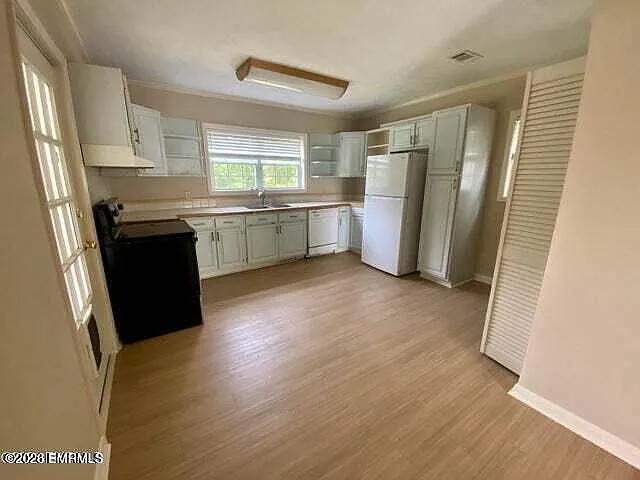 3683 Rollins Dr — Photo 5