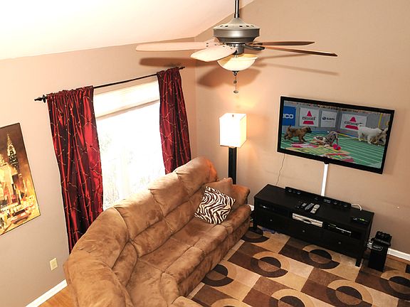 4th image of 70 Skylark Dr