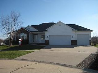 140 Woodland Cir, Robins, IA 52328