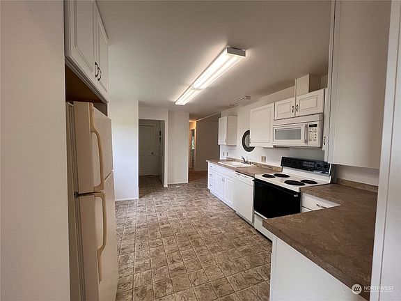 4th image of 2311 195th Street SW