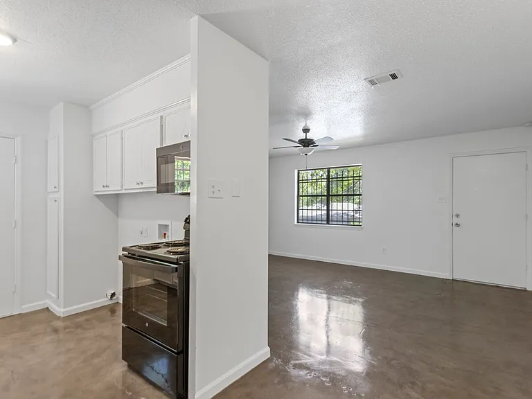 600 Mimi Lane — Photo 3