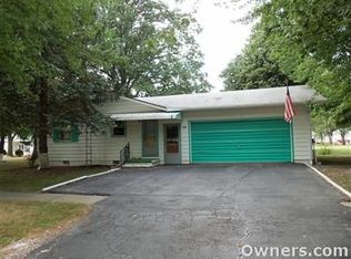 200 N Oak St, Nokomis, IL 62075