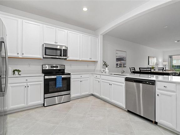 5th image of 2641 Vine AVE