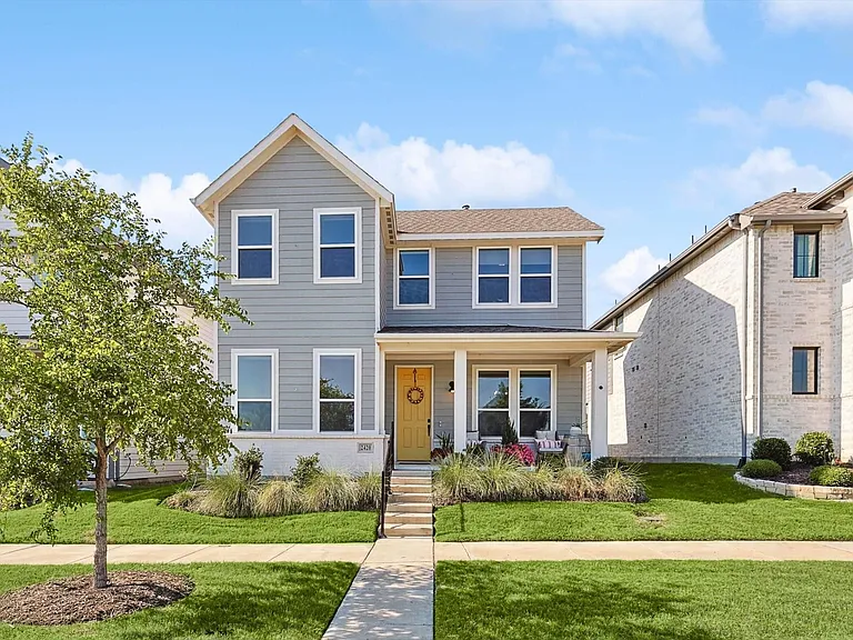 2420 Elm Pl — Photo 1