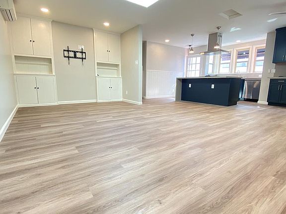 4th image of 5670 1/2 La Jolla Blvd