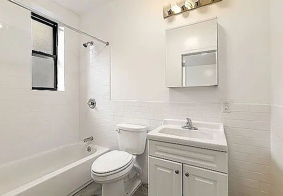 5th image of 160 Waverly Pl APT 22