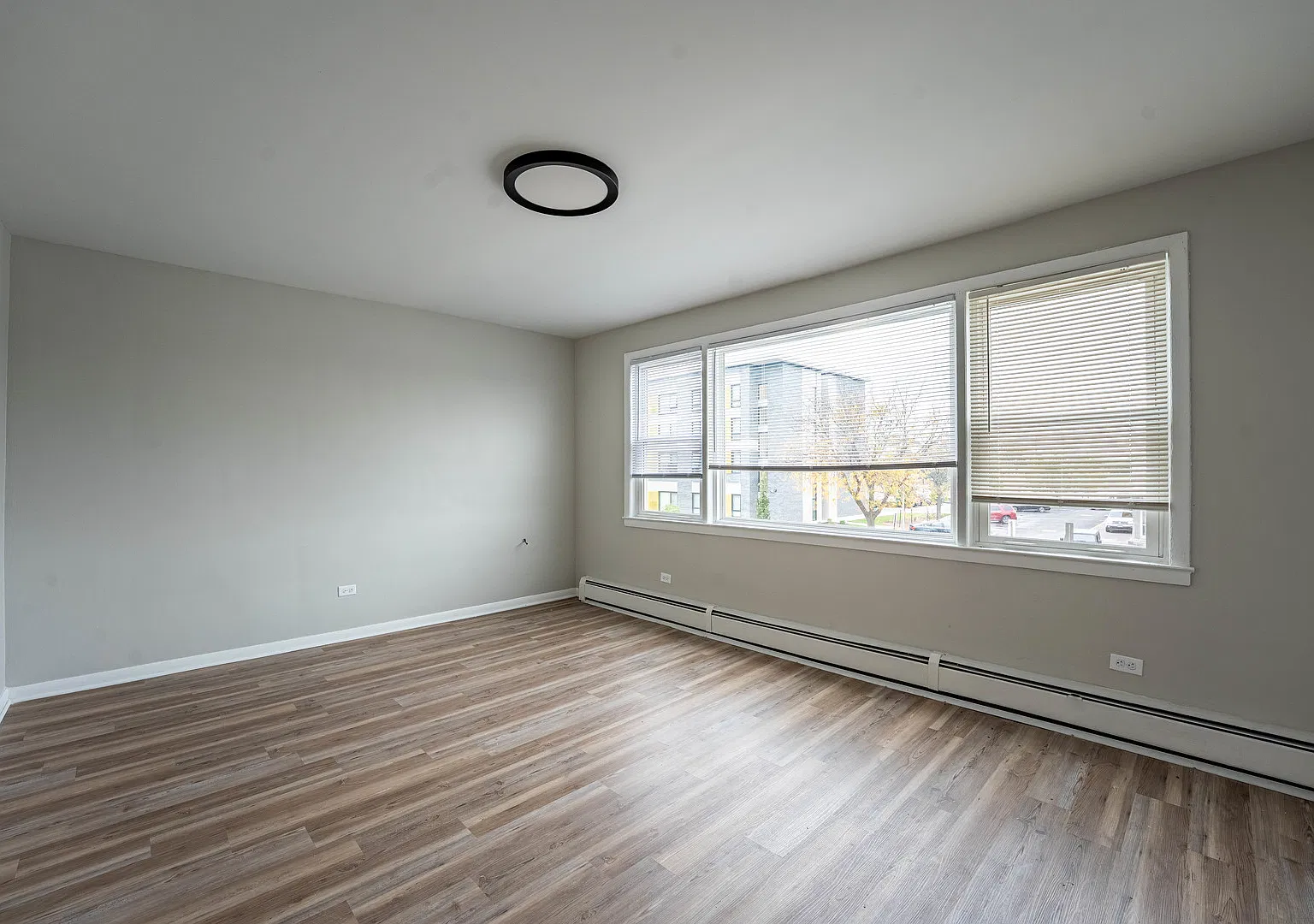3 bed, 1000 sqft, $2,100 — Photo 2