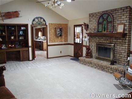 Living area w/built-ins