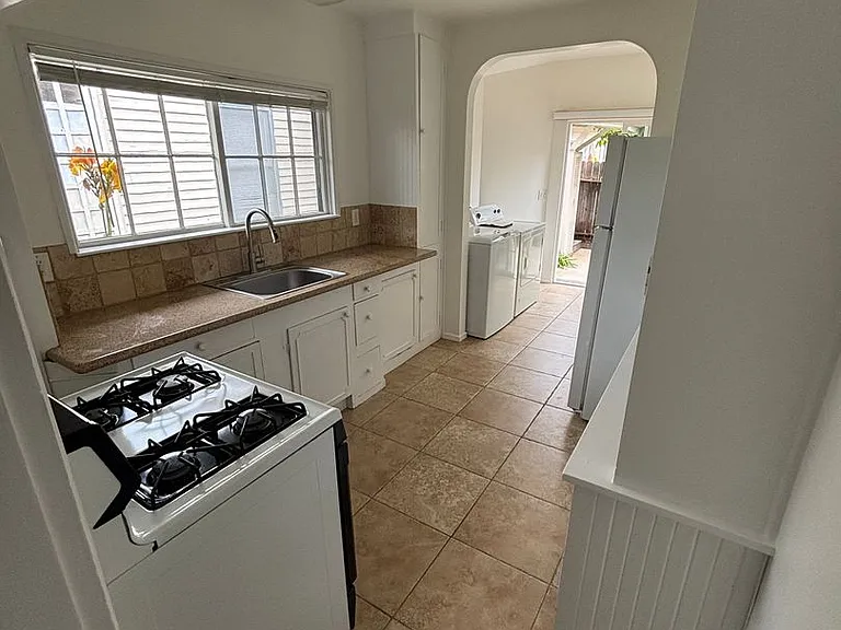 1330 Carmelita Ave — Photo 10