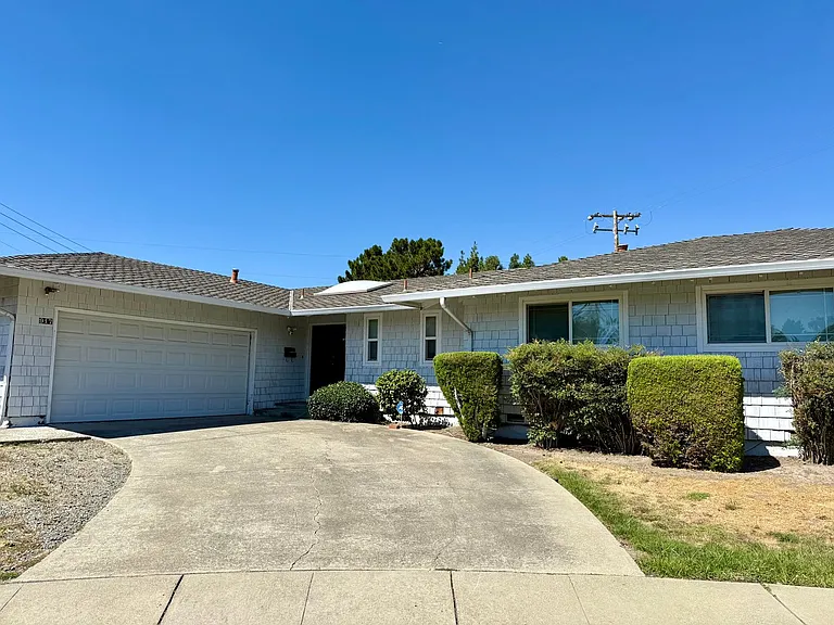 917 Bermuda Ct — Photo 1