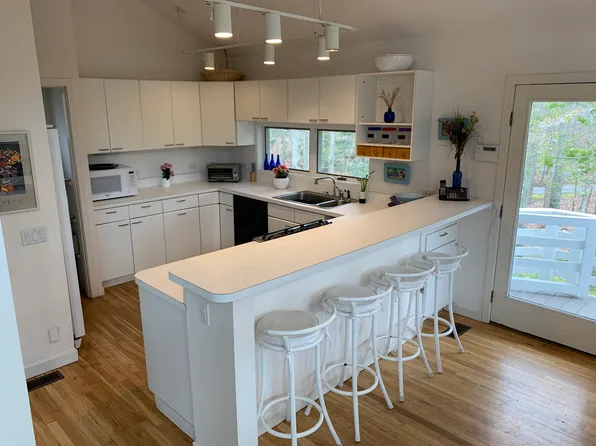 https://photos.zillowstatic.com/fp/67a3950ead226005b231a67e1211a626-p_e.webp