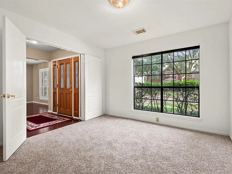 2415 Parkwood Ln — Photo 9