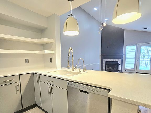 3rd image of 918 Harbor House Dr Unit 8