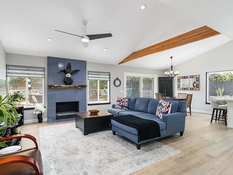 2618 Jacaranda Ave — Photo 3