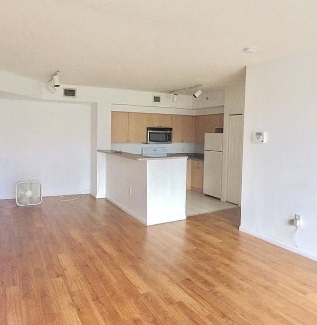 2nd image of 8010 N Nob Hill Rd APT 203