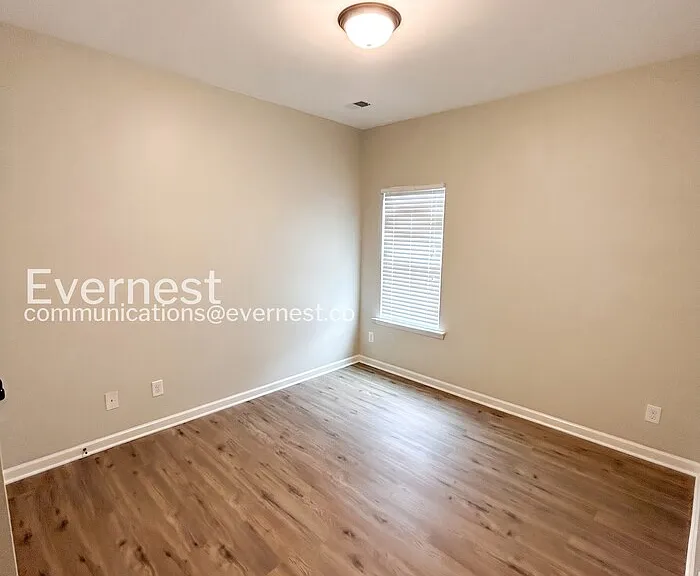 208 Hampton Dr — Photo 8
