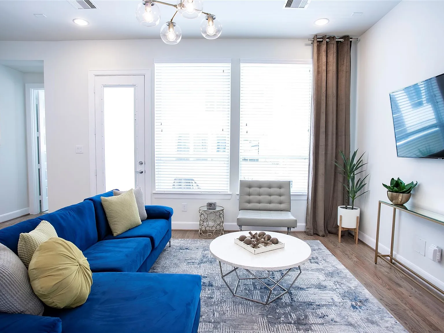 3 bed, 3.5 bath, 2087 sqft, $3,000 — Photo 3