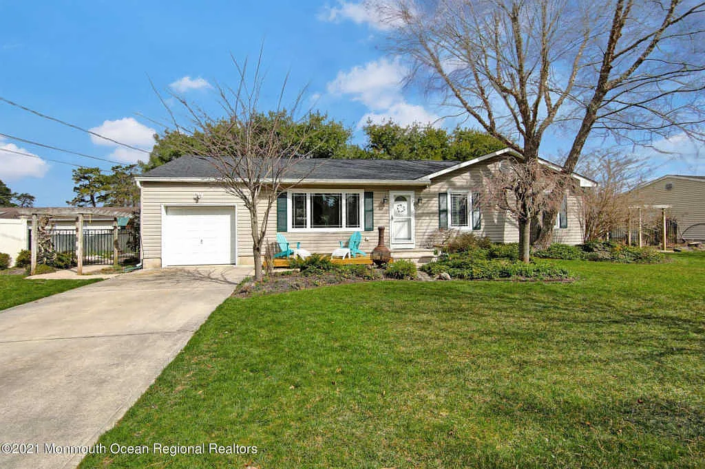 1033 3rd Ave photo 1