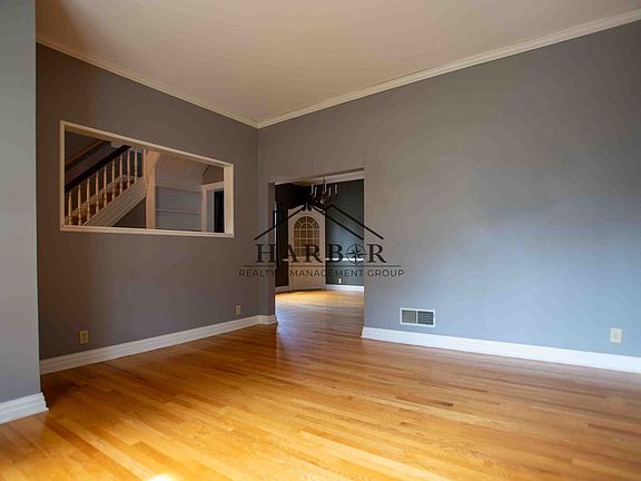 3rd image of 825 6th Ave SW